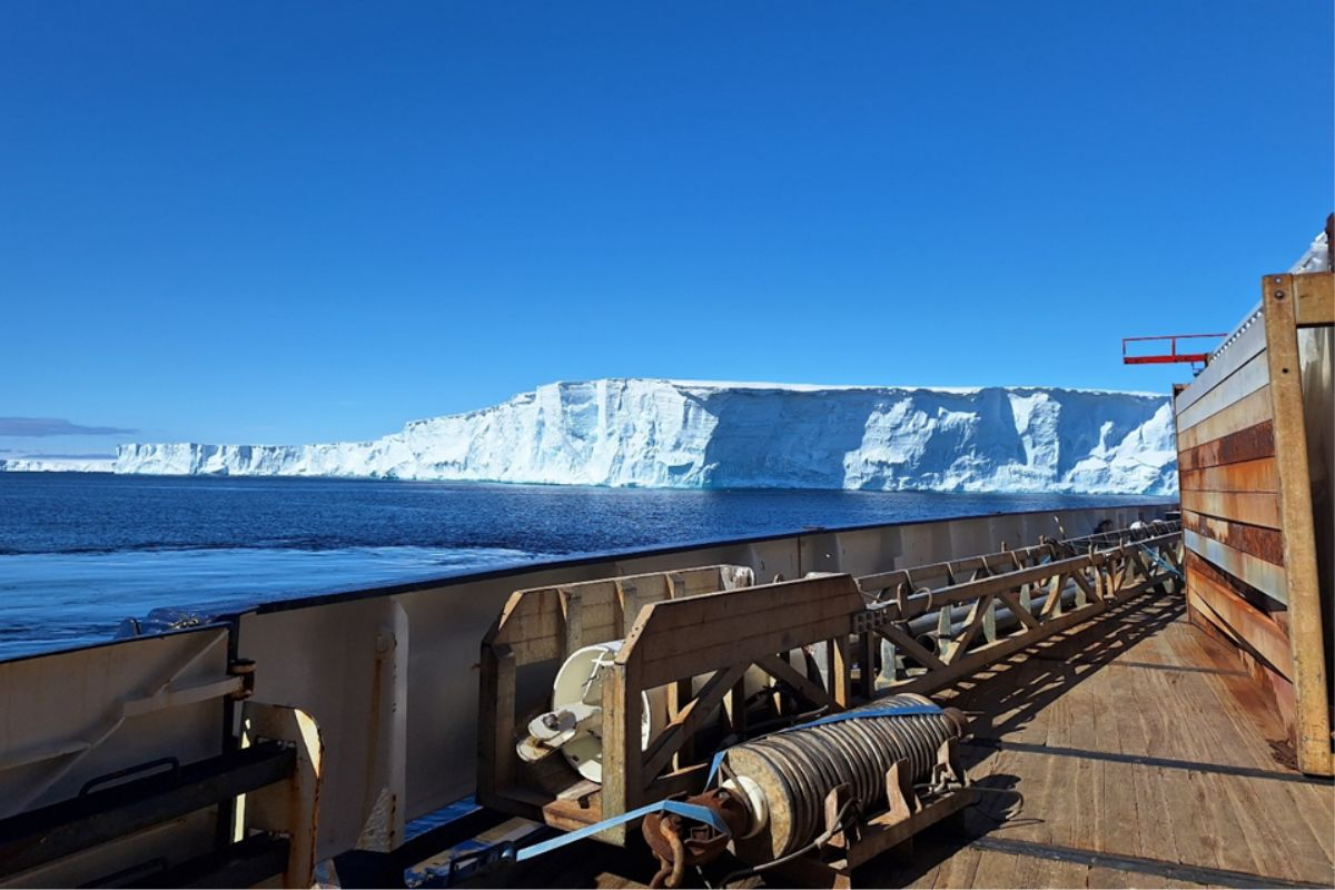 The edge of the Shackleton ice shelf, our last view of Antarctica. Photo: Florine Kooij