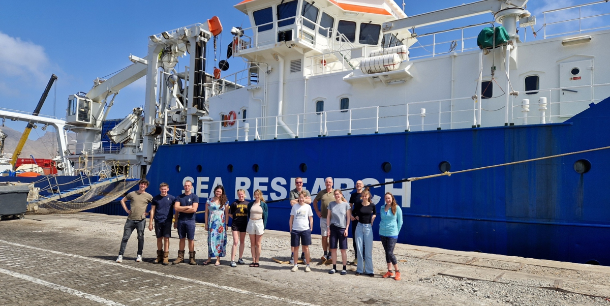 The TIP-TOP Team posing in front of RV Pelagia