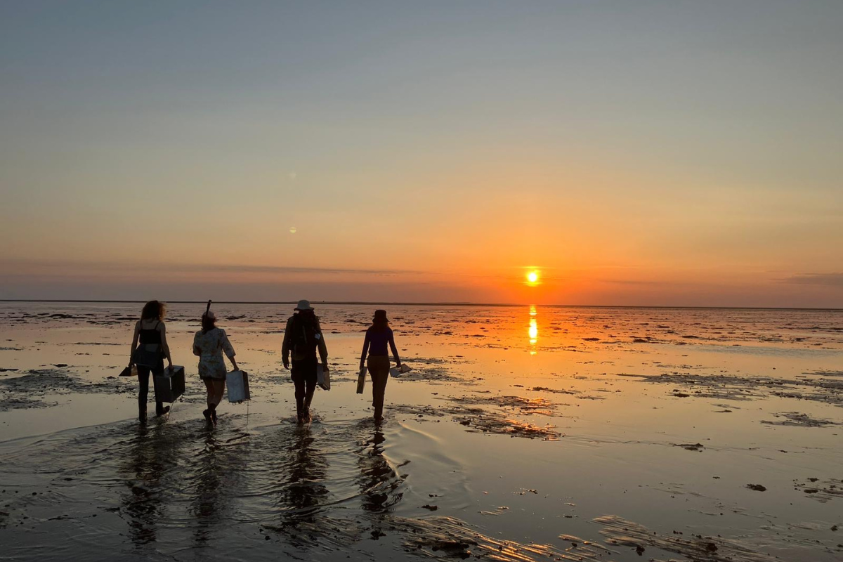 The walk back to the island after a very productive day (picture by Johannes Krietsch)