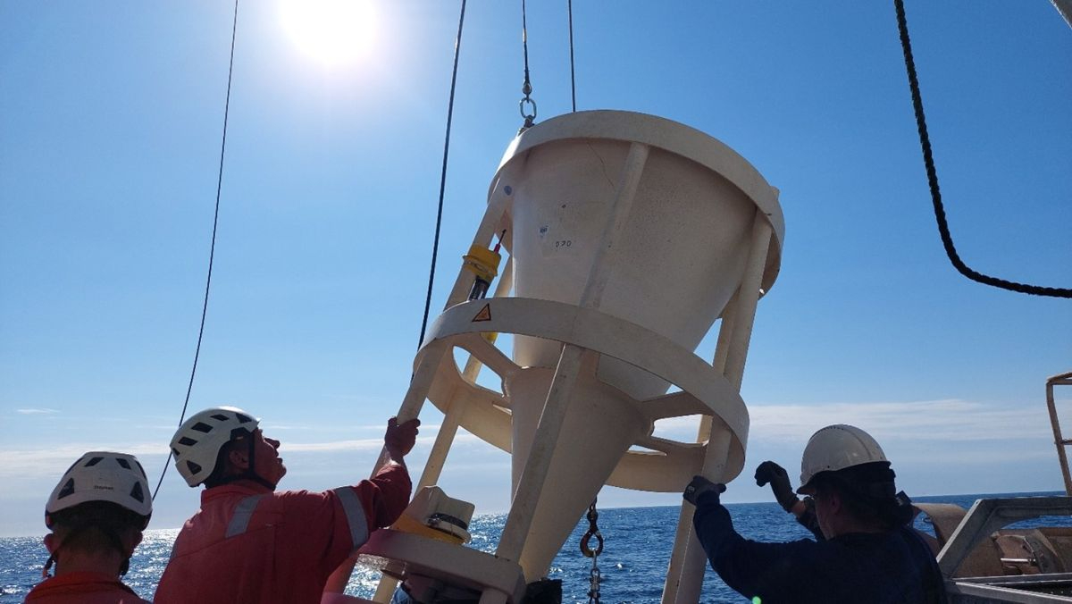 Recovery of a sediment trap at sea (© Furu Mienis, NIOZ).