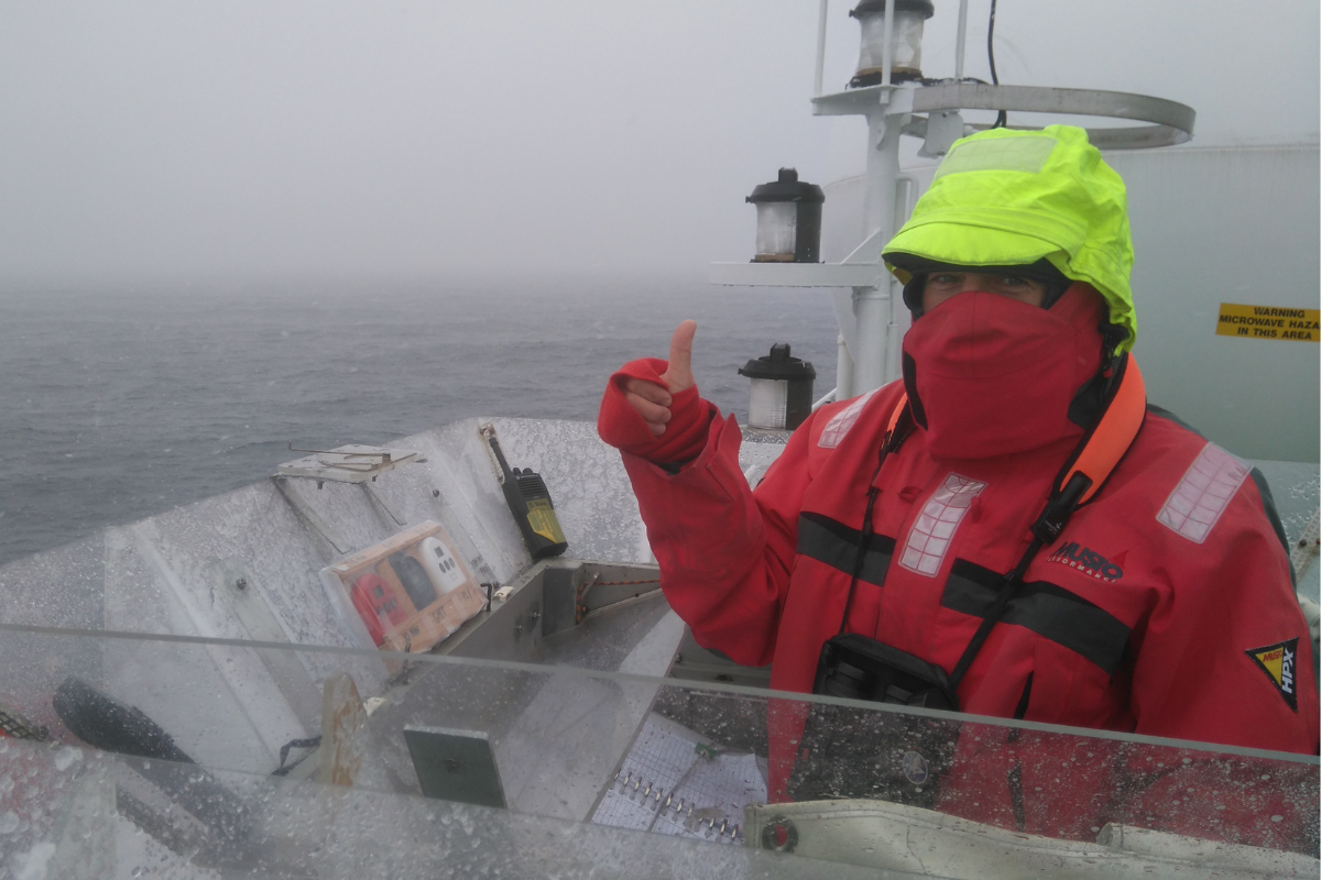 Bram Feij counts birds and marine mammals from an observation post on RV Polarstern © Susanne Kühn