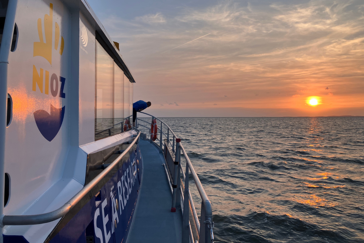 Sunset on our way back home aboard on the Adriaen Coenen. Photo: Nienke Zwaferink