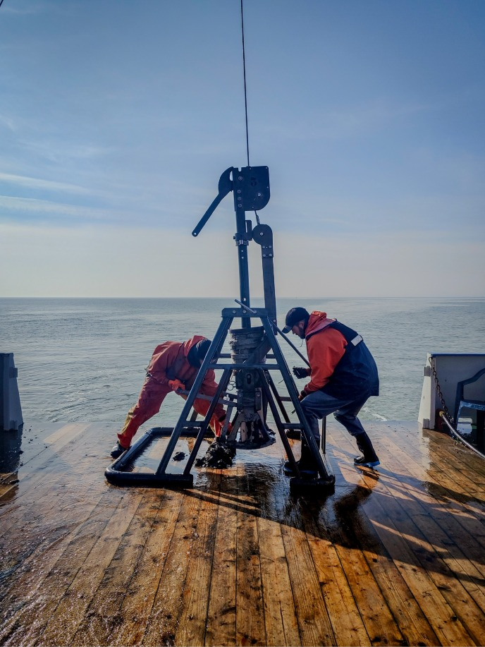 The seabed was sampled with a boxcore. Photo: Kasper Meijer