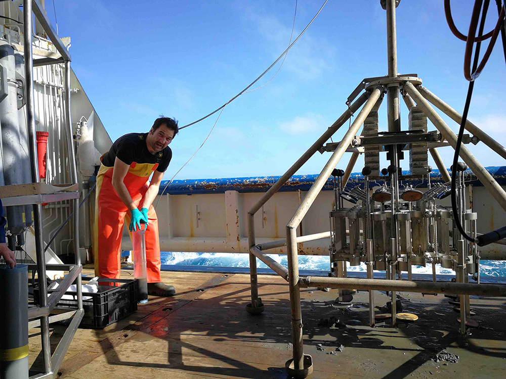 Helge Niemann dismantles a sample of the sea floor taken with the multicore. Photo: Sylvia Walter.