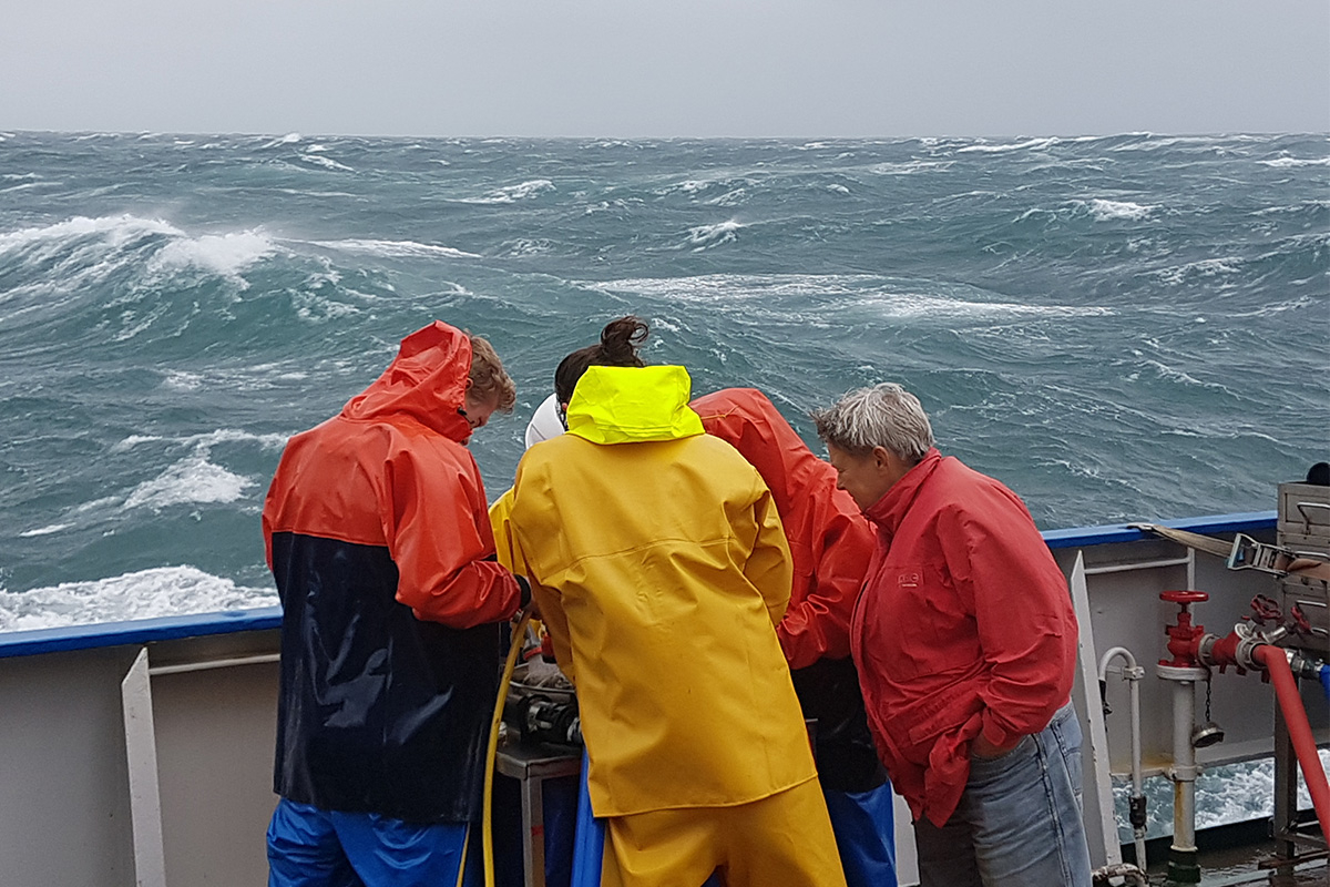 The crew of RV Pelagia working to get the equipment out, before the storm hits (image: Justin Tiano/NIOZ)