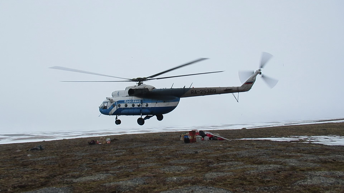 6 June 2019 The helicopter takes off from the tundra on Knipovich Bay (76 ° N), and will only come back after the short Arctic summer is over (3 August).