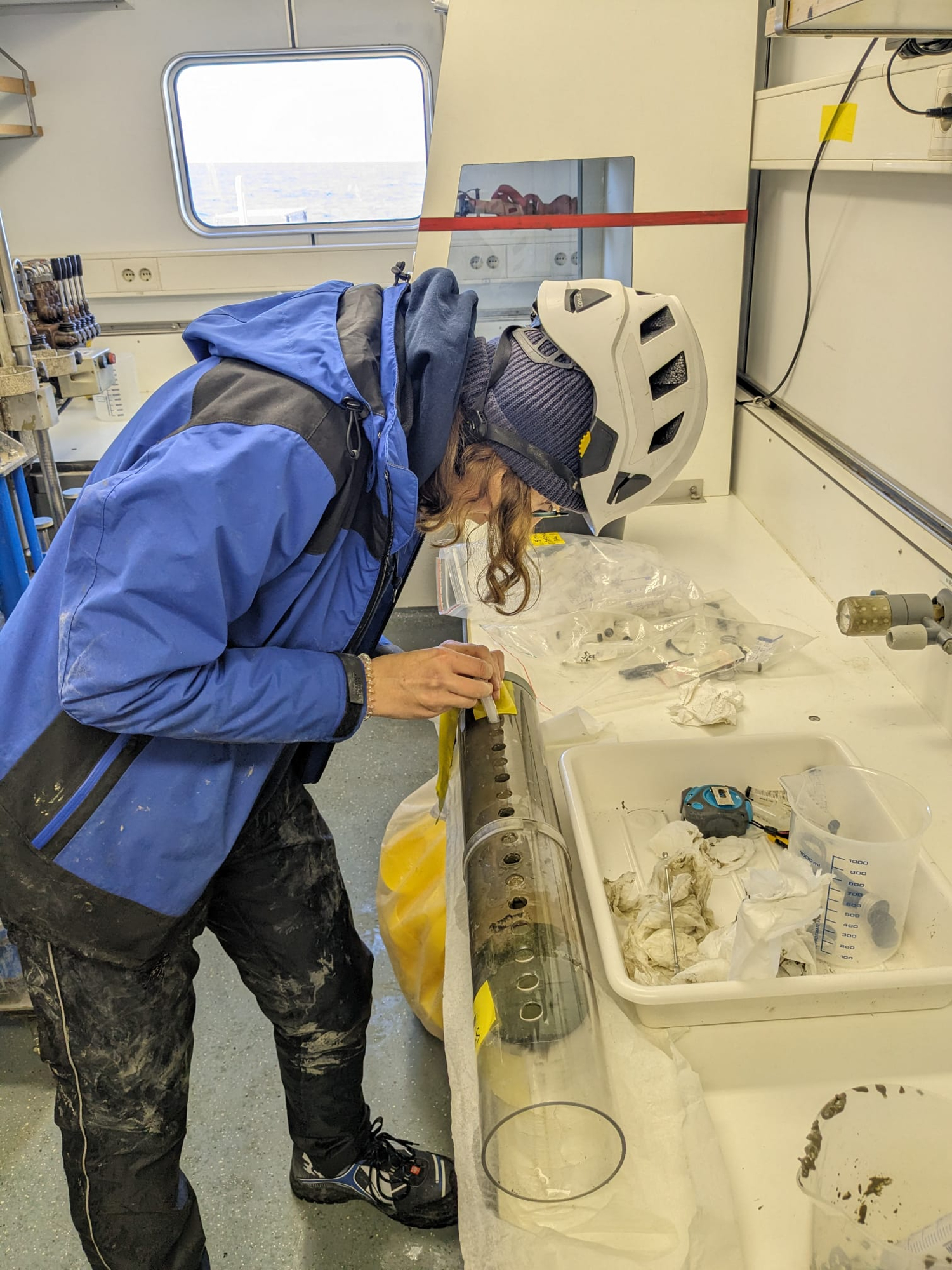 3)	Taking sediment samples from a multicore for the sulfate reduction incubation experiment. (picture: Peter Kraal/NIOZ)