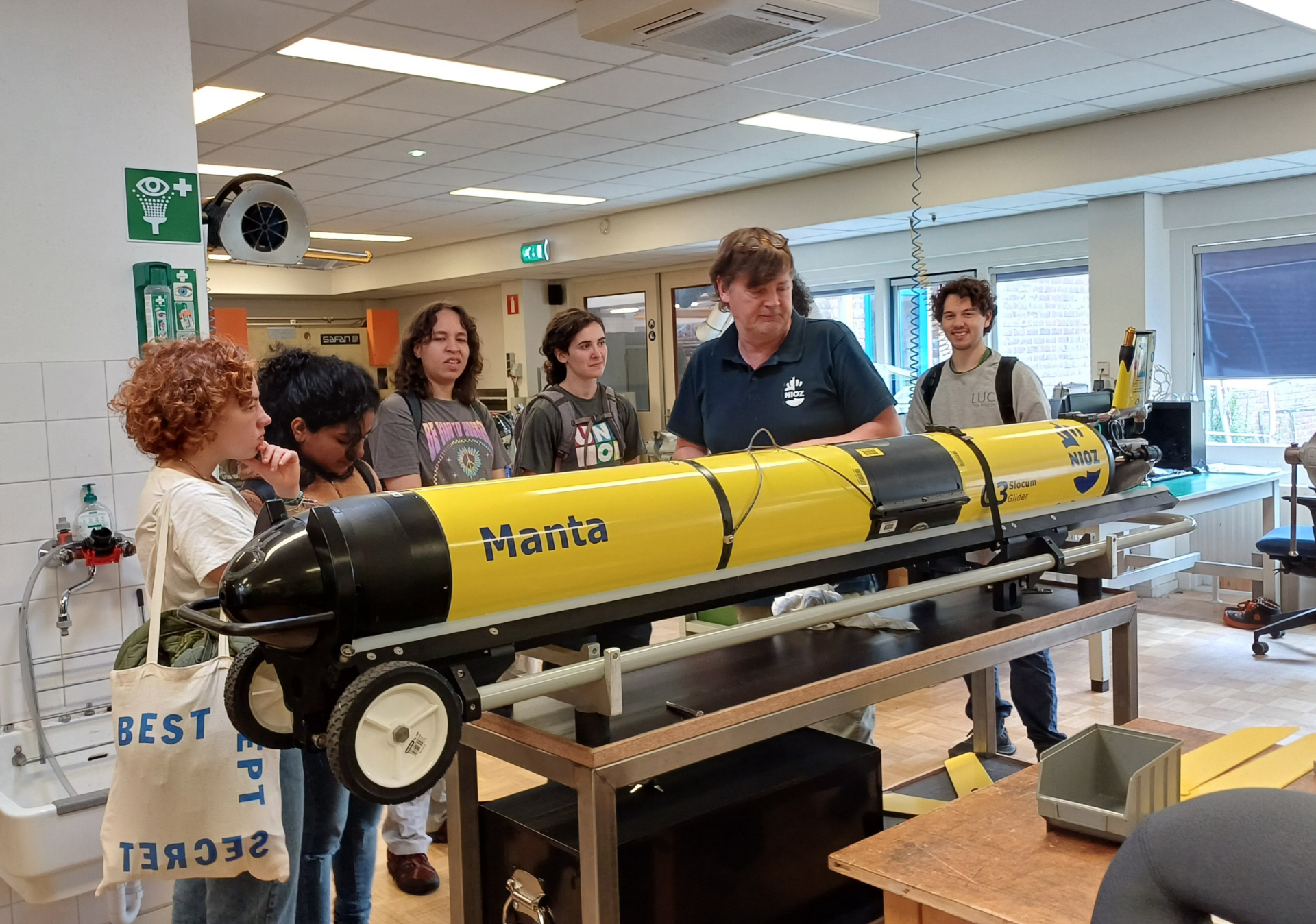 Edwin Keijzer, instrument maker at the National Marine Facilities, explains to some students how the glider works (Photo credits: Paulien Koster).