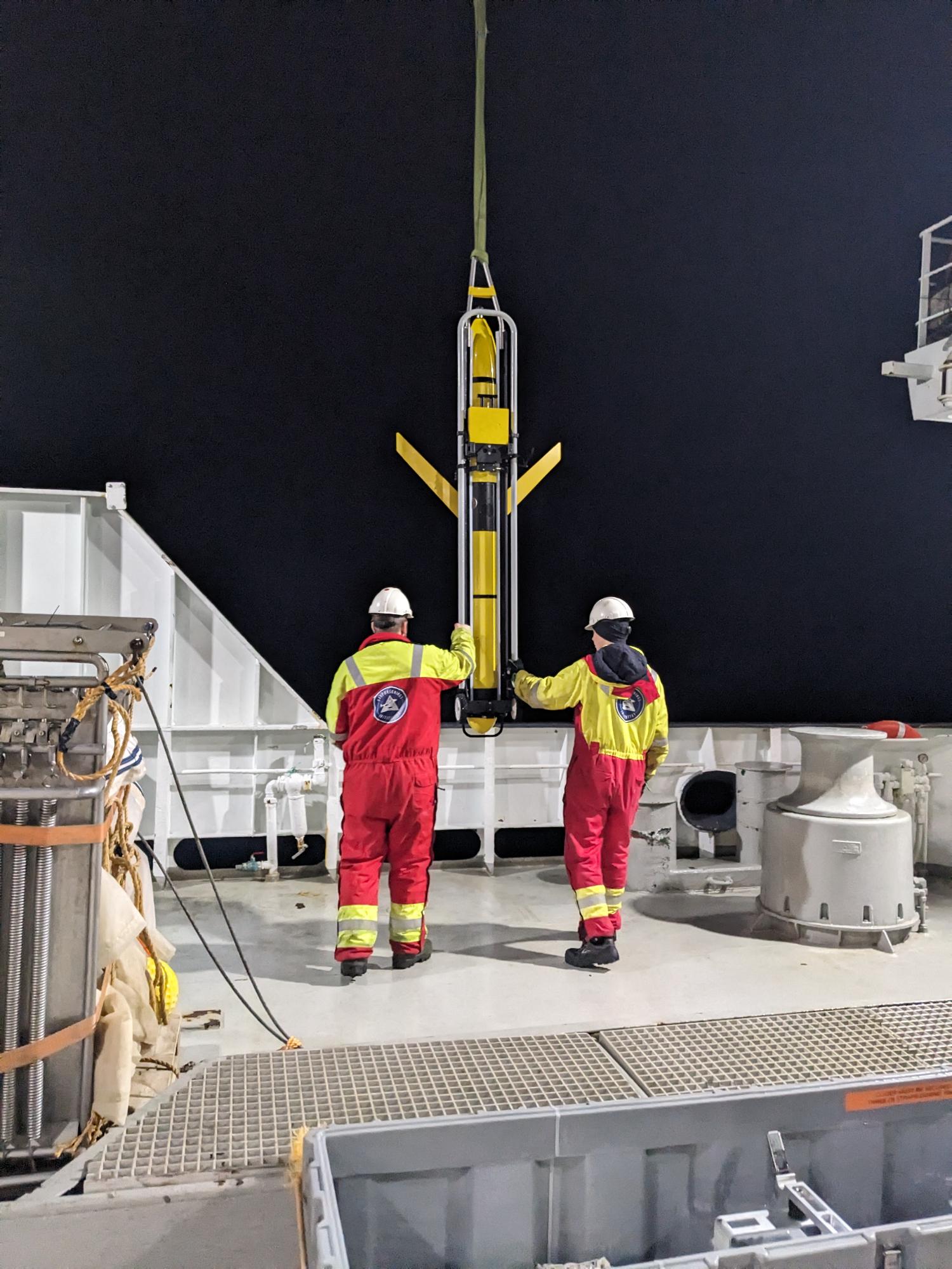 Deployment of the glider (photo: Margaux Brandon/Charles von der Meden, NIOZ)