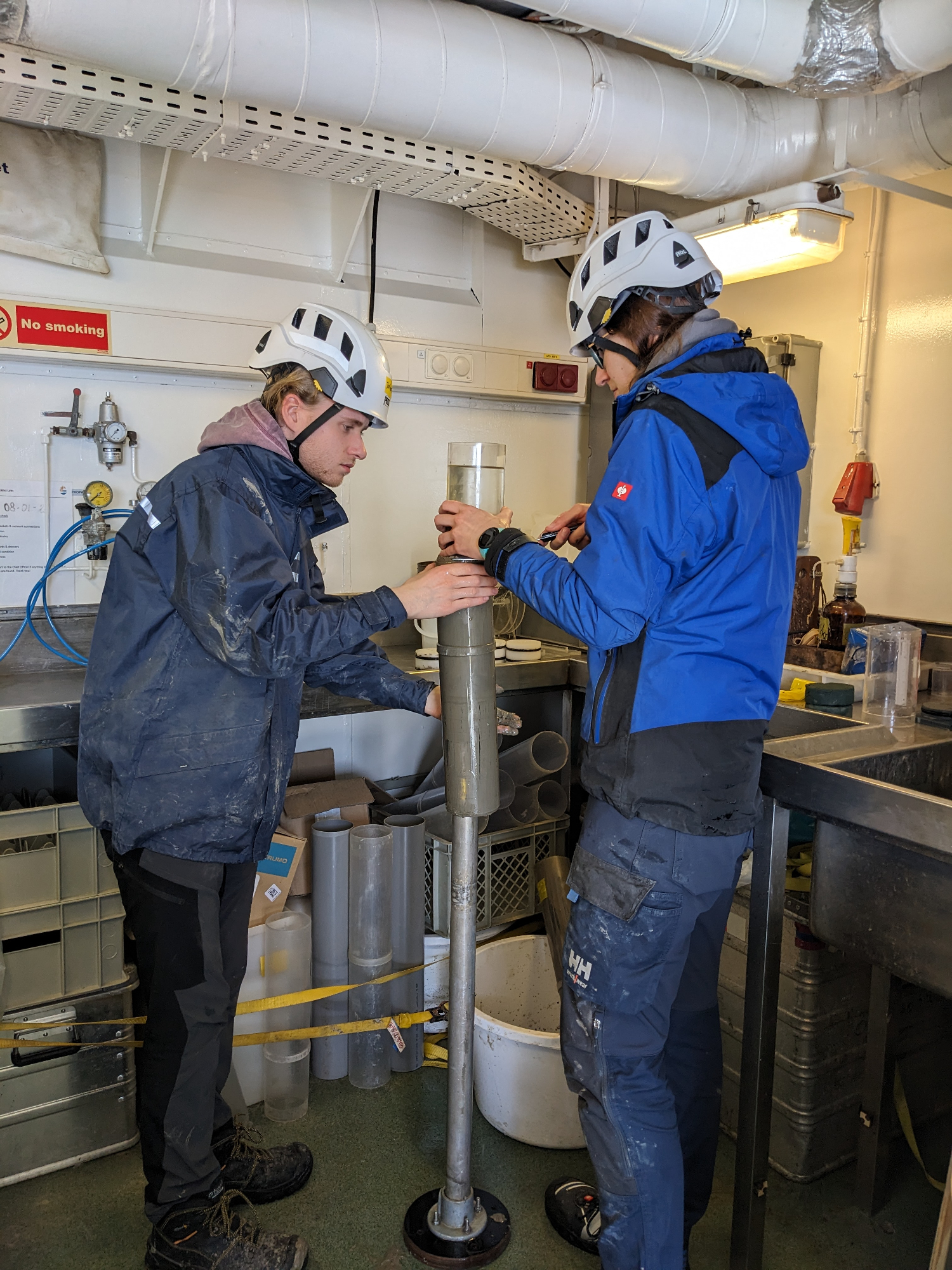 1)	Preparing a larger sediment core for analysis with the microsensors. (picture: Margaux Brandon/NIOZ)