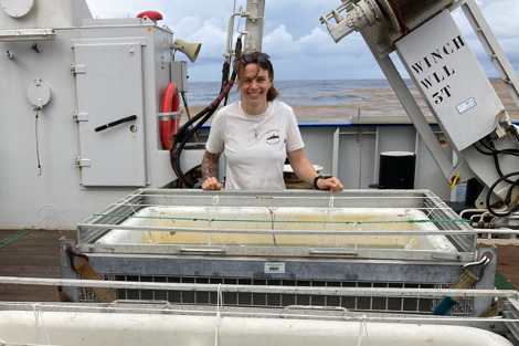 Dr. Julia Schnetzer is Postdoc at the Alfred-Wegener-Institute for Polar- and marine research and works for the SiDe-EFFECT group of Prof. Mar Fernández-Méndez. Photo credit: Erik Zettler.