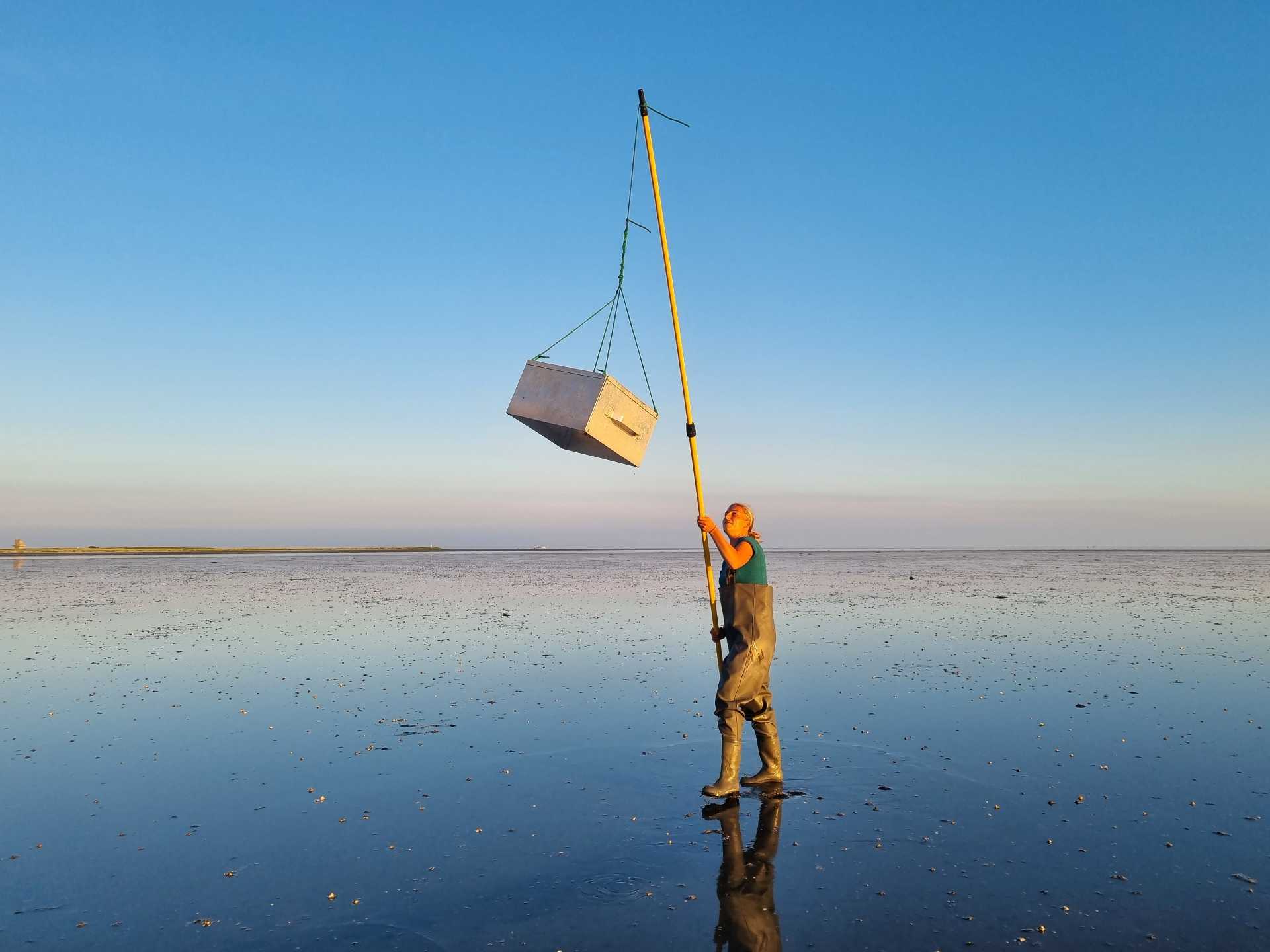 PhD candidate Evy Gobbens at work on the mudflats of the Wadden Sea