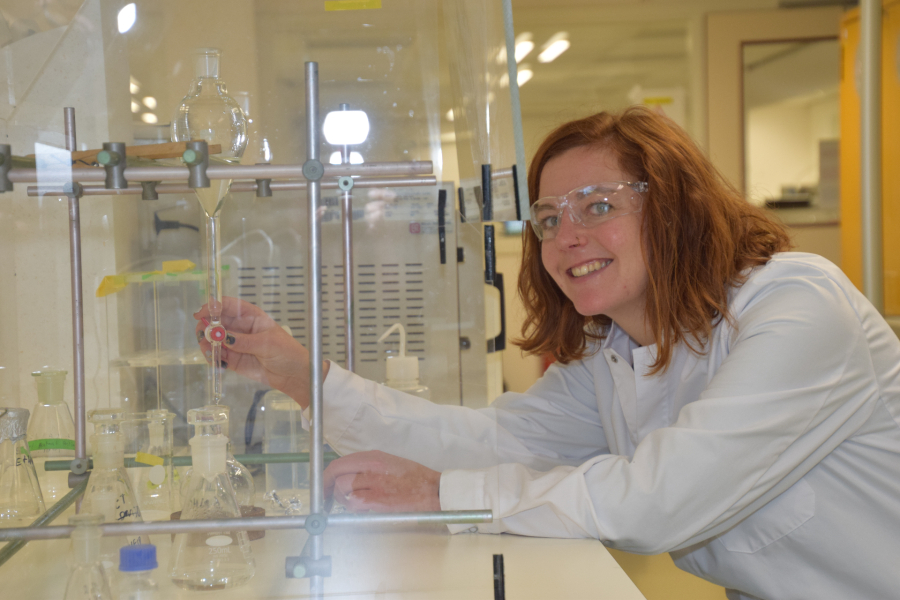 Maaike Goudriaan in the lab during her PhD project (photo: Nelleke Krijgsman/NIOZ)